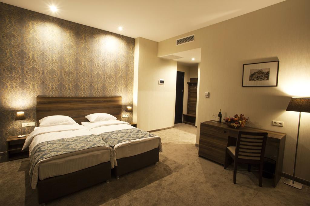 Old Meidan Tbilisi By Urban Hotels Bagian luar foto